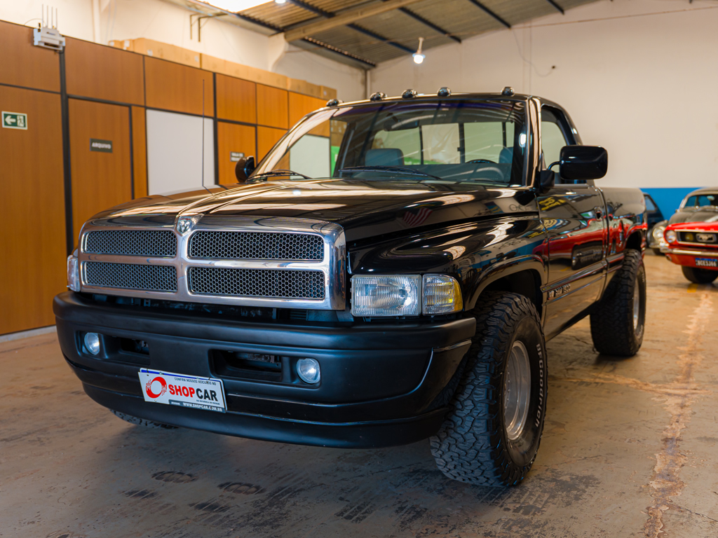 Conferimos de perto uma Dodge RAM 1500 1994 - vídeo